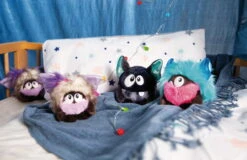 Nici 48420 Monsterdoos SET Monster Lila, Türkis, Schwarz 10cm Plüsch Kuscheltier -Nici 48421 10 48422 48423 Milieu 2048x1330 1