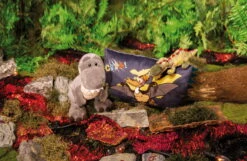 Nici 48817 Dinosaurier Fossily 45cm Liegend Plüsch Kuscheltier Dino GREEN -Nici 48810 13 48819 Milieu 2048x1331